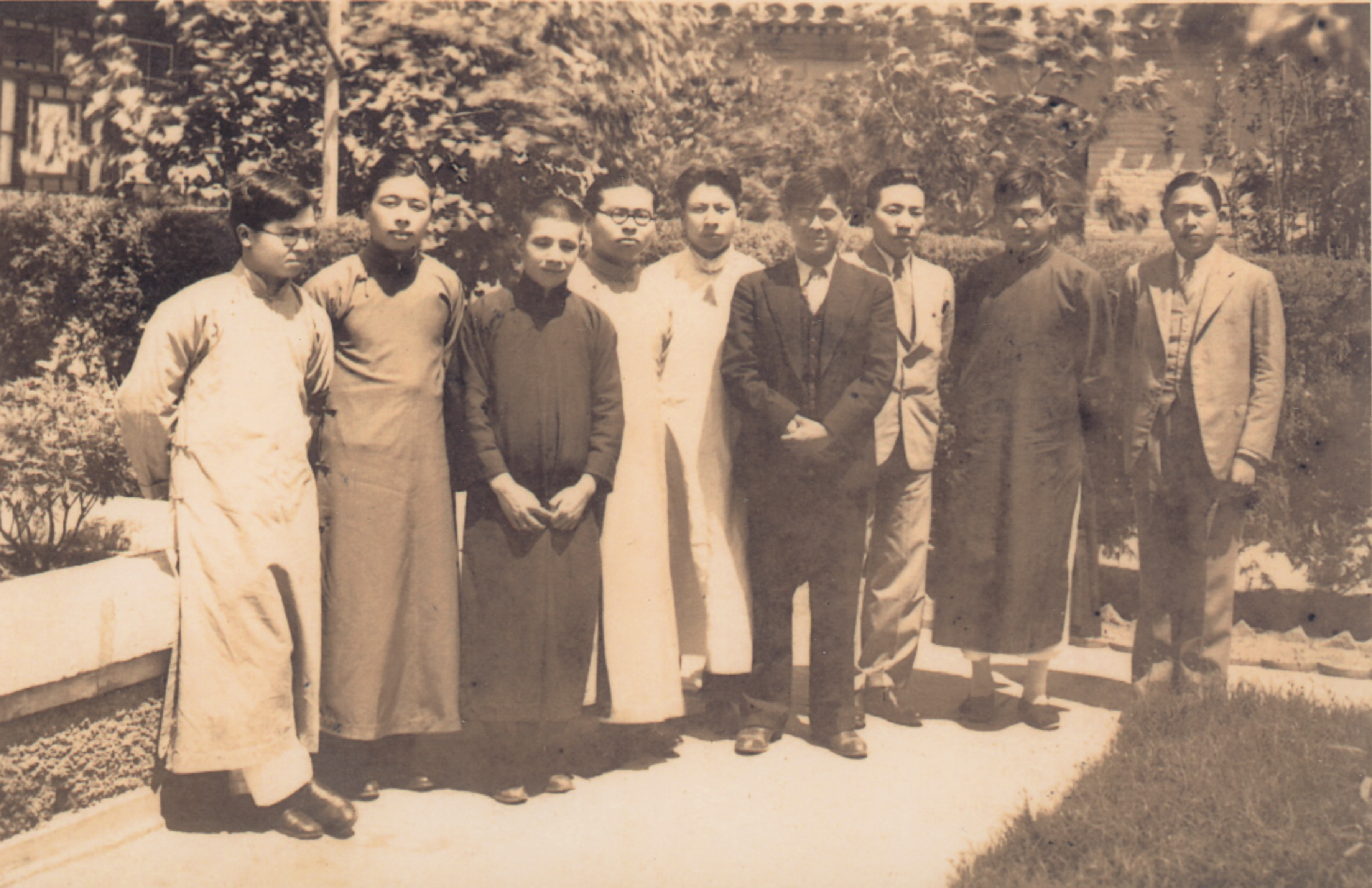 1934年梁方仲在北京与吴晗等史学研究会发起人合照.自左∶1吴晗2谷霁光5夏鼐6梁方仲,右1汤象龙.jpg