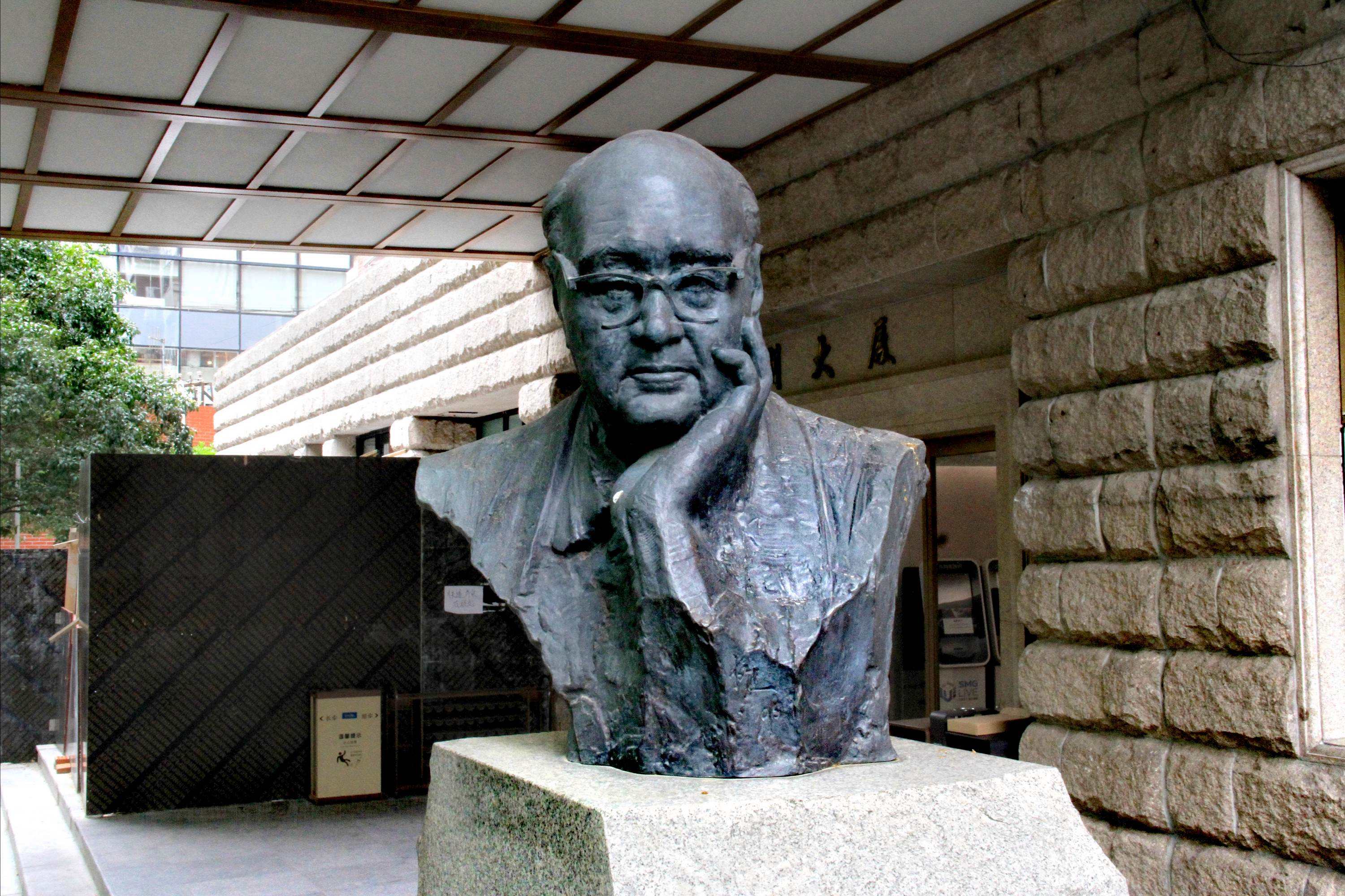 上海戏剧学院门口的黄佐临雕塑.jpeg