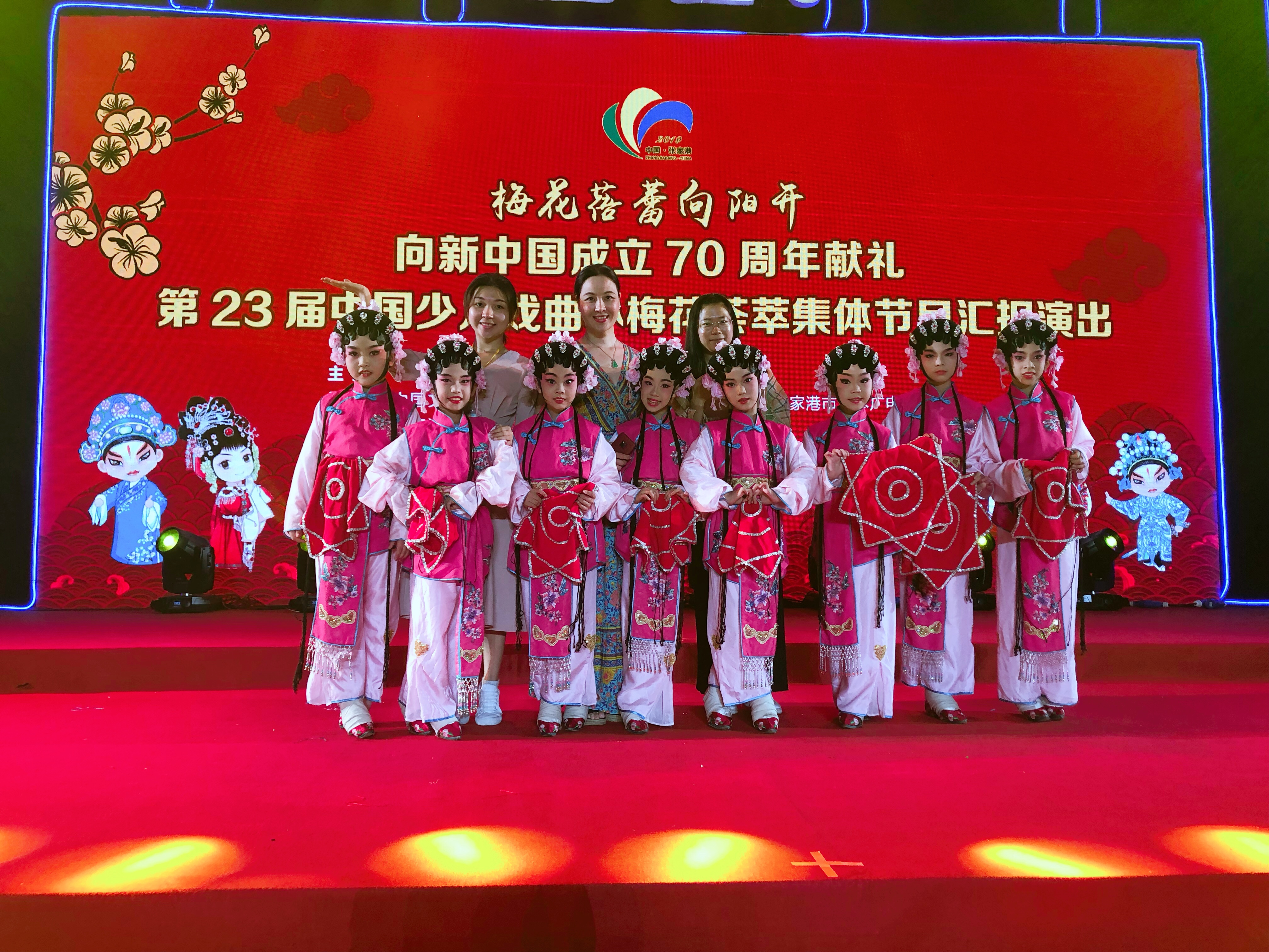2019年学生参加23届全国小梅花奖照片.jpg