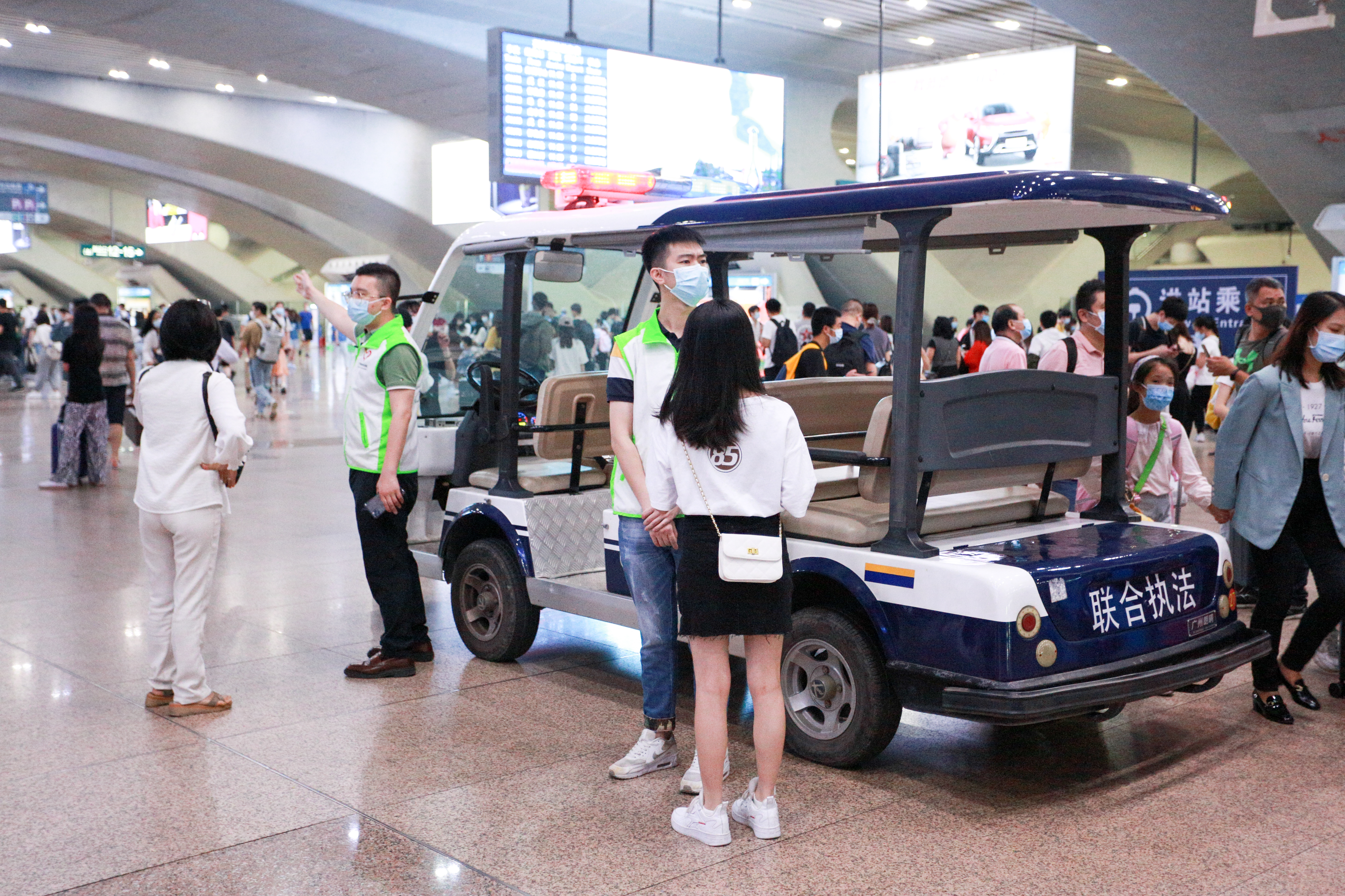 广州南站志愿者指引旅客.jpg