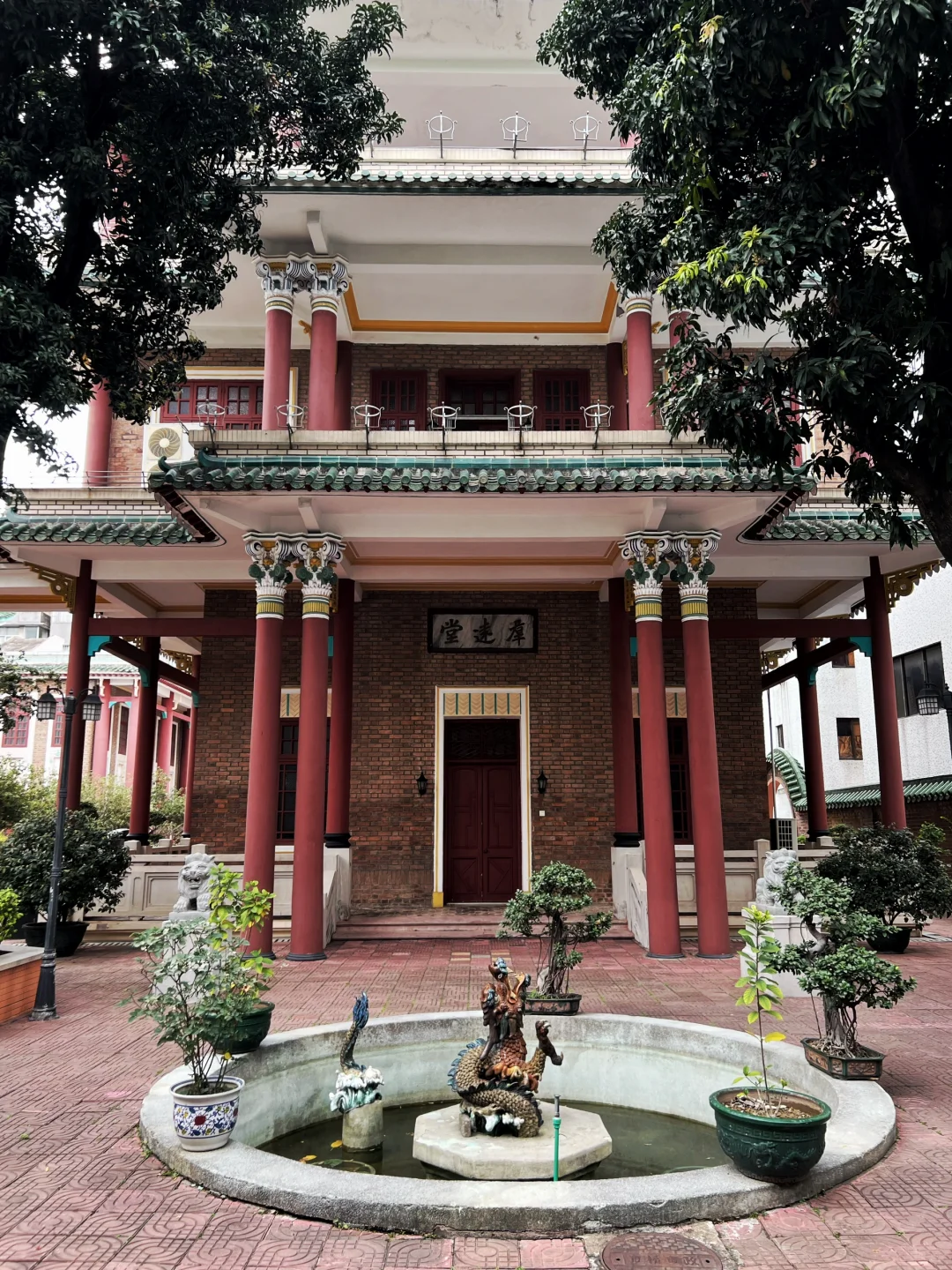 前楼门前的风水池，中间的装饰是一条威风凛凛的琉璃金龙.png