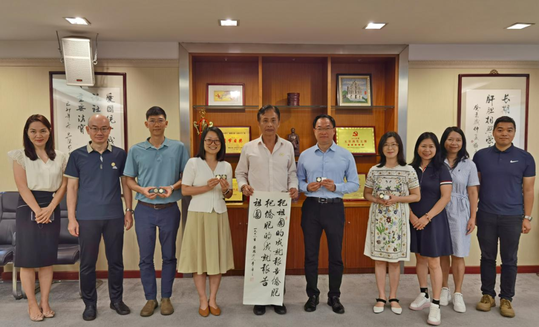 交流座谈会后双方互赠了纪念品.png