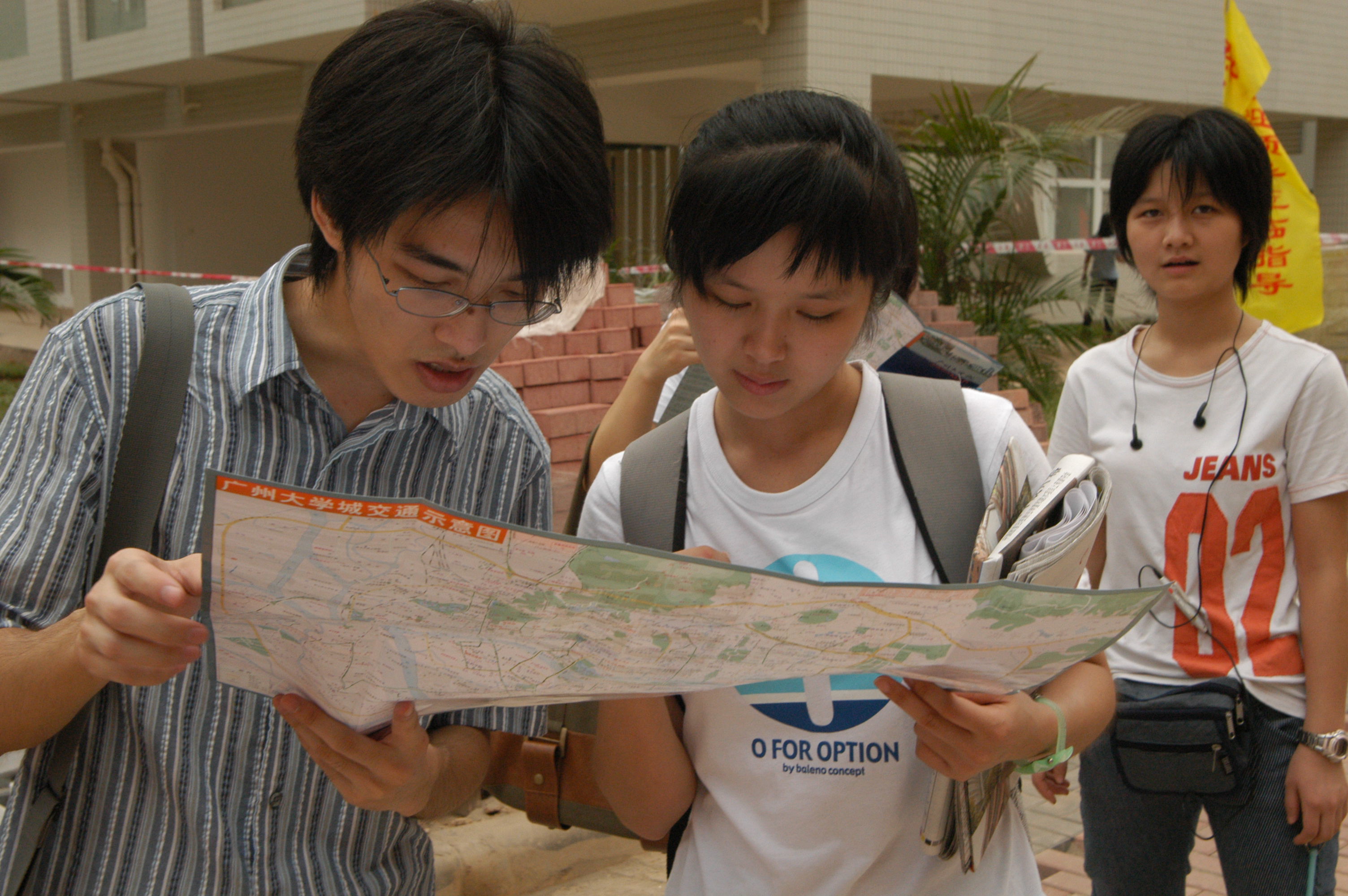 封二2：2004年8月26日，广州大学城迎来首批新生入学.jpg
