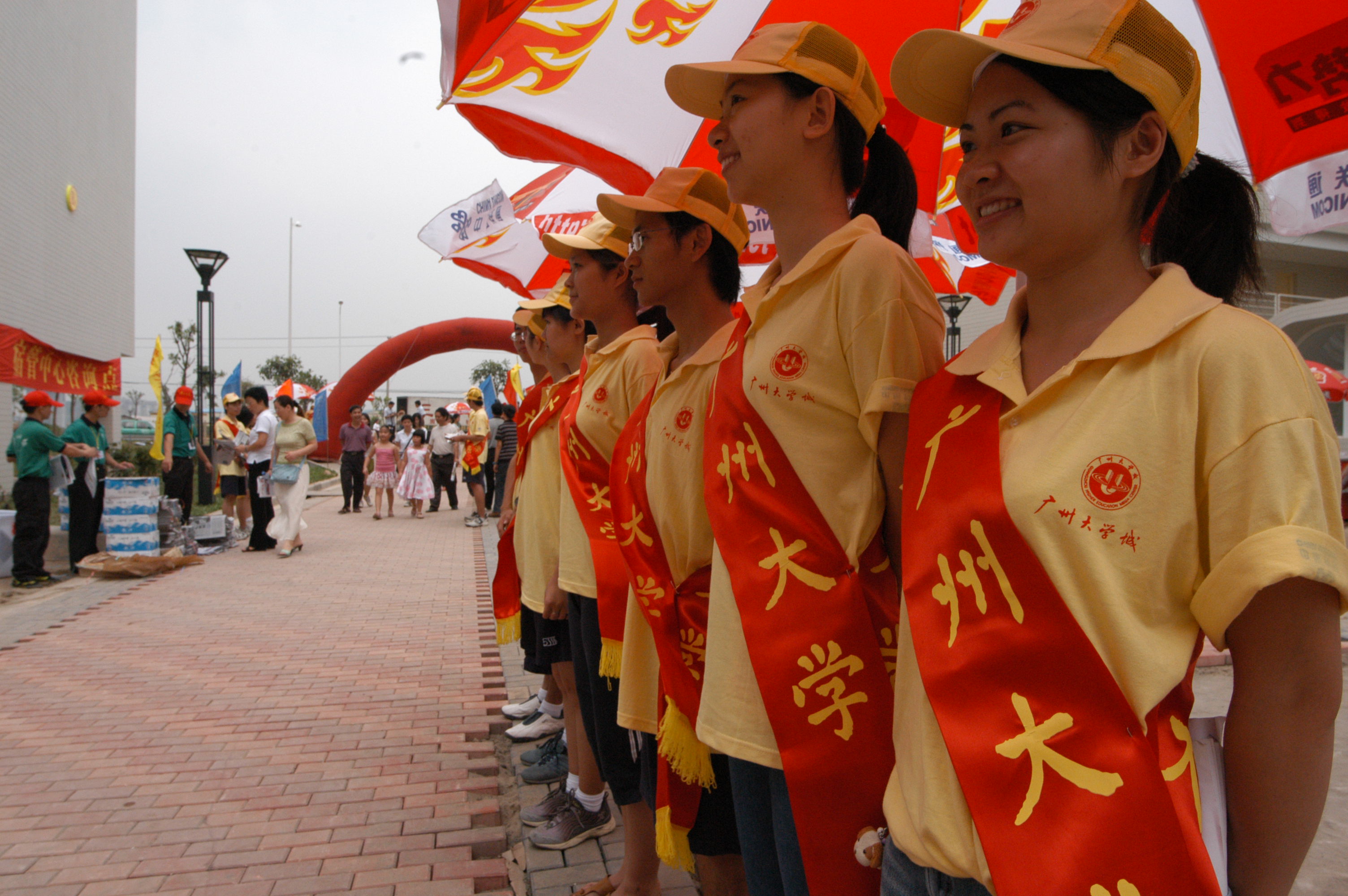 封二3：2004年8月26日，志愿者迎接大学城首批新生和家长.jpg