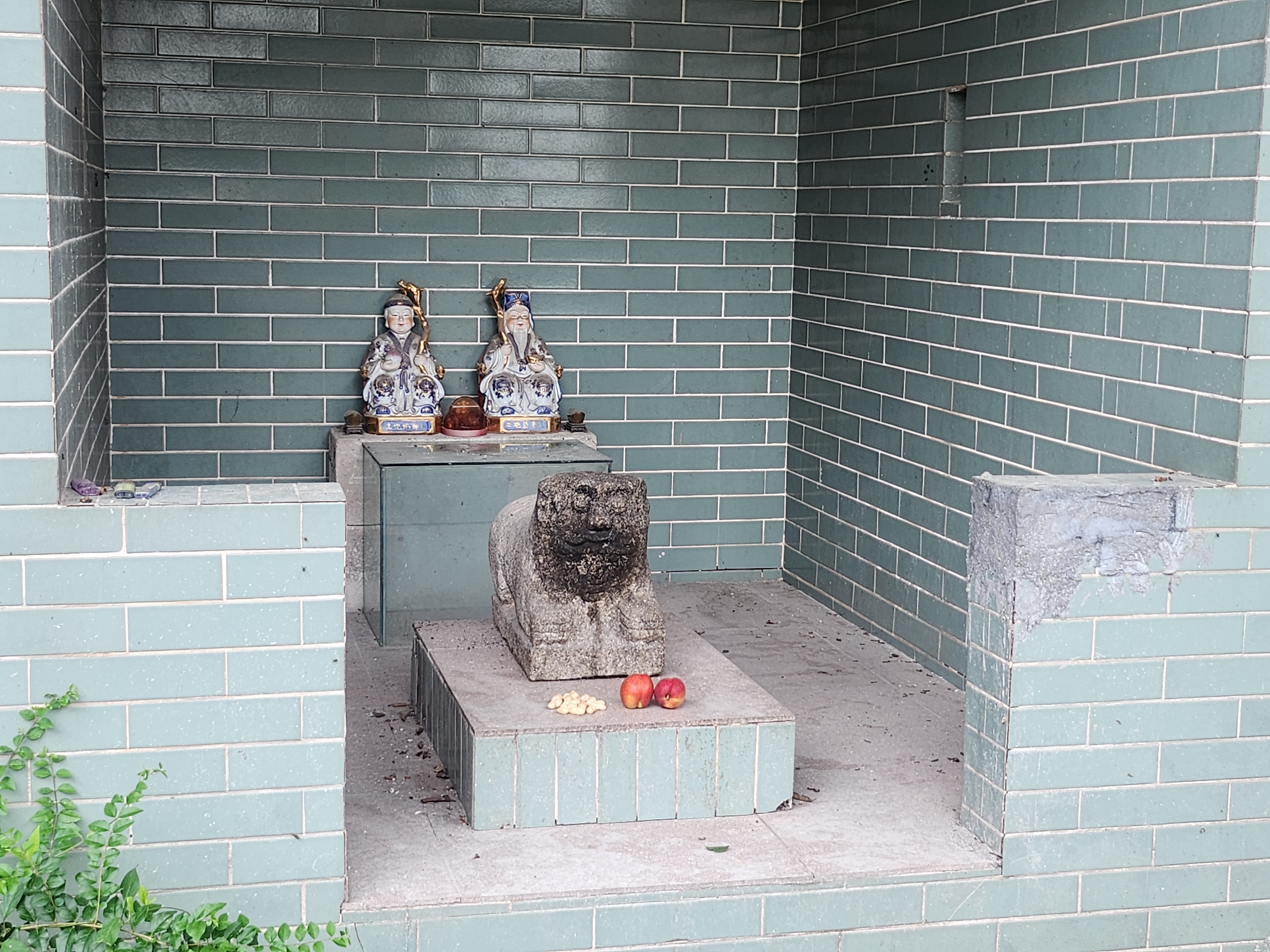 虎郎将军面前放置了一些贡品.jpg